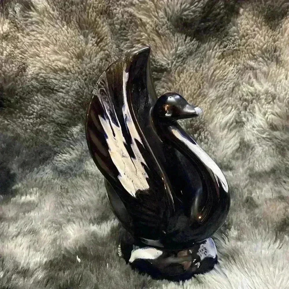 VTG BMP BLUE MOUNTAIN POTTERY
GLAZED BLUE AND WHITE SWAN
PLANTER - Picture 6 of 16